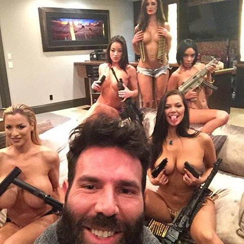 eny a zbran jsou kombinac, ve kter si Bilzerian libuje nejvce.