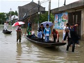 Niivé povodn v ín vyhnaly z domov tisíce lidí. Poet obtí je kolem stovky.