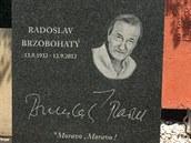Hrob Radoslava Brzobohatého zdobí povadlé kvtiny.