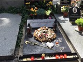 Waldemar Matuka má hrob, ke kterému chodí vzpomínat zejm hodn lidí.