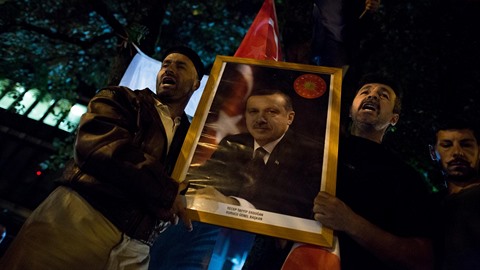 Erdogan ml podporu lidu zahraniních politik. Lidé mimo Turecko si ale myslí...