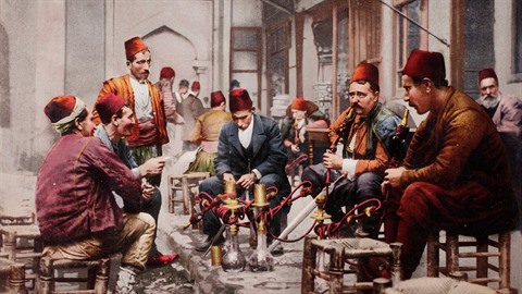 Turci s typickými fezy na hlavách si po kávice dopávají venku vodní dýmky....