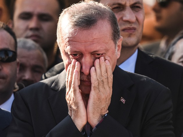 Recep Erdogan pláe bhem tryzny za mrtvé.