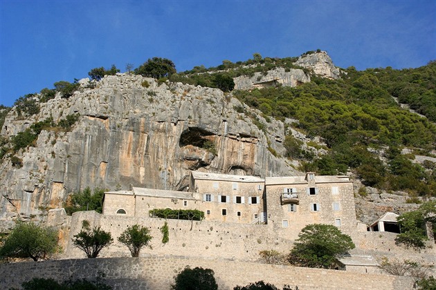 Jednou z krásných zdejších památek je skalní klášter Blaca.