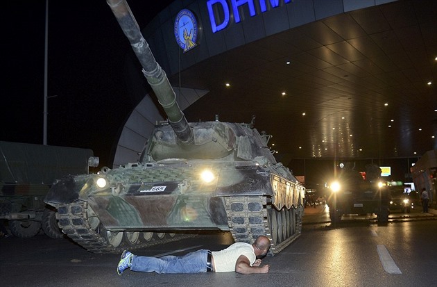 Mu si lehnul do cesty tanku, kter byl na cest k letiti v Istanbulu. To...