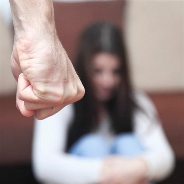 Mezi nejčastější oběti domácího násilí patří ženy.