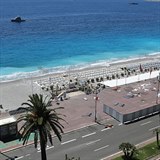 Promenáda v Nice, kam v létě jezdí tisíce turistů.