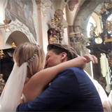 Na videu je i první novomanželská pusa.