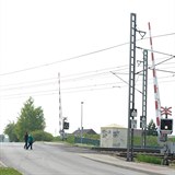 Železniční přejezd U Starého mlýna v pražské Uhříněvsi.