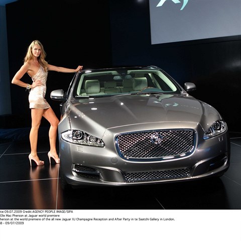 Jaguar XJ zaujme panoramatickou stechou, npadnmi koly a luxusnm interirem.