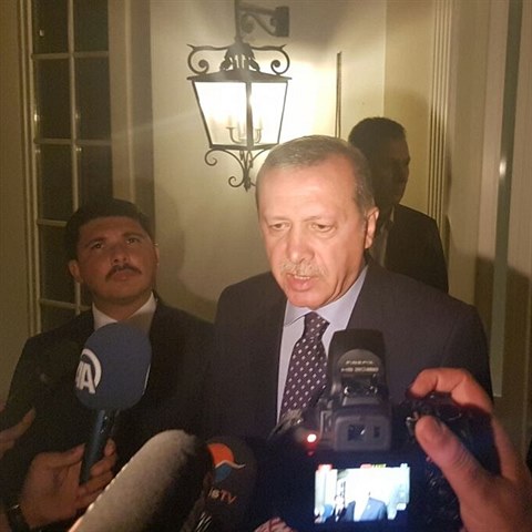 Prezident Erdogan hledal v noci azyl, dal o nj Nmecko i Rusko.