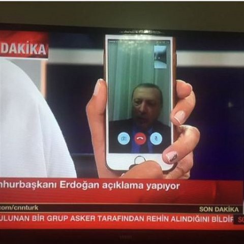 Prezident Erdogan k nrodu promluvil pes Skype.