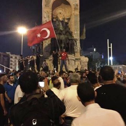 Pznivci reimu se shromdili na nmst Taksim v Istanbulu.