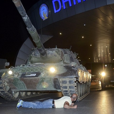 Mu si lehnul do cesty tanku, kter byl na cest k letiti v Istanbulu. To armda v ptek v noci obsadila hned ze zatku.