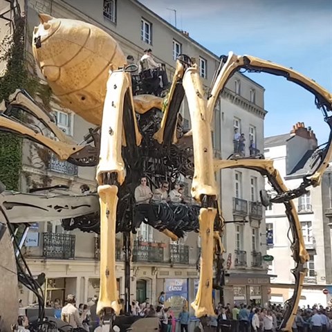 Stovkm lid ve francouzskm Nantes se tajil dech, kdy kolem nich krelo...