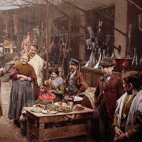 Trh v ulicích Neapole již v předminulém století lákal na italské pochoutky....