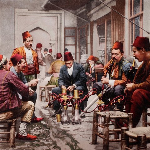 Turci s typickými fezy na hlavách si po kávičce dopřávají venku vodní dýmky....