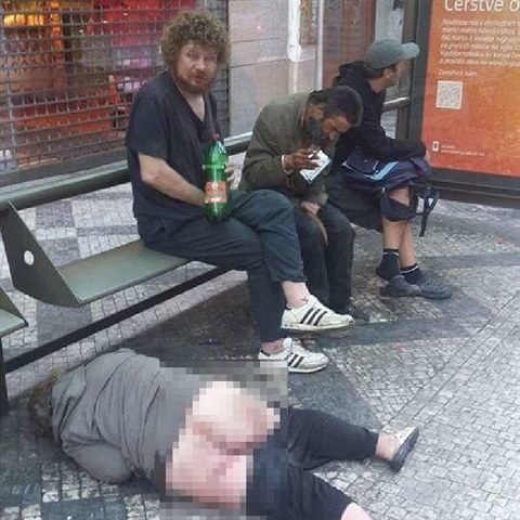 Ponkud nechutn fotografie zachycuje bezdomoveckou tlupu na prask Nrodn...
