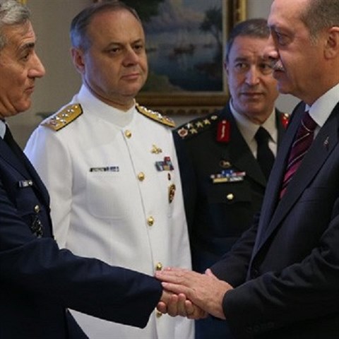 Za pkladnou slubu vlasti a chrabrost vyznamenal ztrka i prezident Erdogan, kterho se generl pokusil svrhnout.