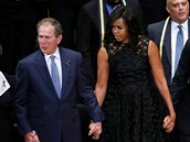 Bývalý prezident USA George W. Bush se spolu se svou enou, Barackem Obamou a...
