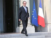 Prezident Francois Hollande s útrpným výrazem odchází z Elysejského paláce, kde...