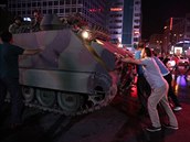 Armáda není v pui jednotná, lidé se postavili tankm na odpor.