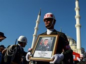 Jeden z tureckých voják nese podobiznu zabitého lena armády.