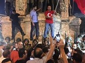 Píznivci reimu se shromádili na námstí Taksim v Istanbulu.