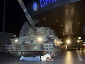 Mu si lehnul do cesty tanku, který byl na cest k letiti v Istanbulu. To...