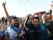 Tisíce Turk vytáhli v noci do ulic, aby se postavili puistm.