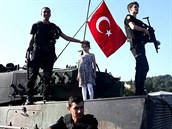 Holika s policí a tureckou vlajkou na tanku.