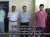 Video, na kterém svázaní dstojníci íkají své hodnosti, vypustila turecká...
