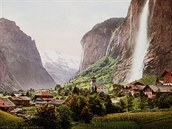 Horská vesnika Lauterbrunnen, poblí které dopadá vodopád Staubach vypadá jako...