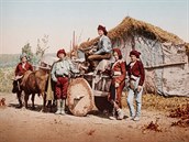 Gruzíntí sedláci v tradiních odvech u vozu s devnými koly. Prostí lidé si...