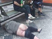 Ponkud nechutná fotografie zachycuje bezdomoveckou tlupu na praské Národní...