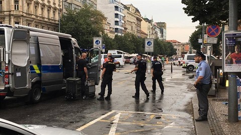 Na Václavském námstí se kvli podezelému zavazadlu odehrávají policejní...