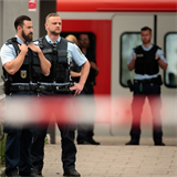 Mnichovsk policie ve stanici metra, kam by ml tonk prchnout.