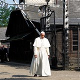 Papež František navštívil koncentrační tábor v polské Osvětimi. Na místě, kde...