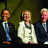 Dnes je Obama s Clintonovmi zadobe, v roce 2008 je kritizoval kvli napojen...