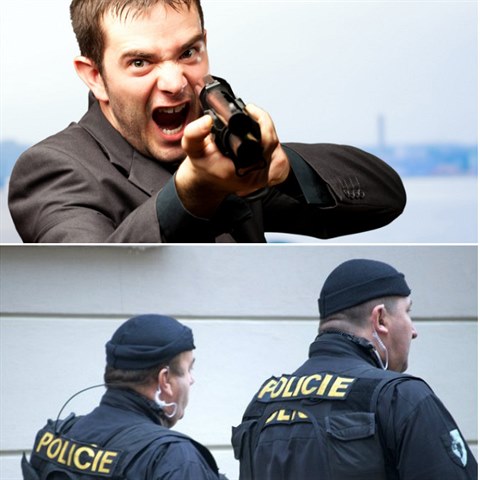 Policejn instruktor Pavel ern (vlevo) mn, e je poteba nosit zbra pi...