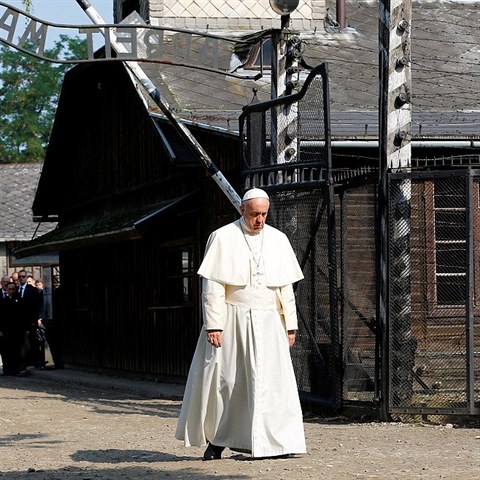 Pape Frantiek navtvil koncentran tbor v polsk Osvtimi. Na mst, kde...
