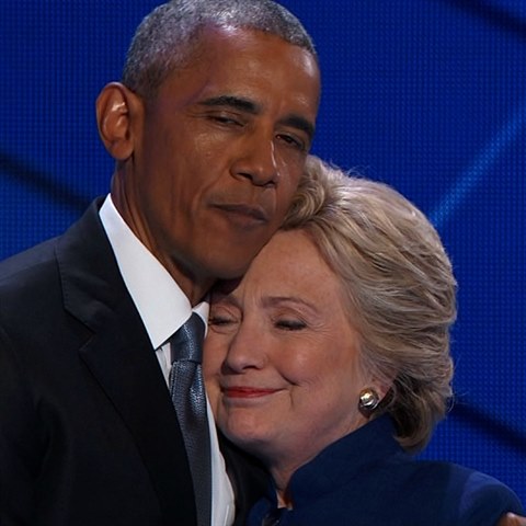 Barrack Obama se objm s Hillary Clintonovou pot, co j pomohl svou podporou...