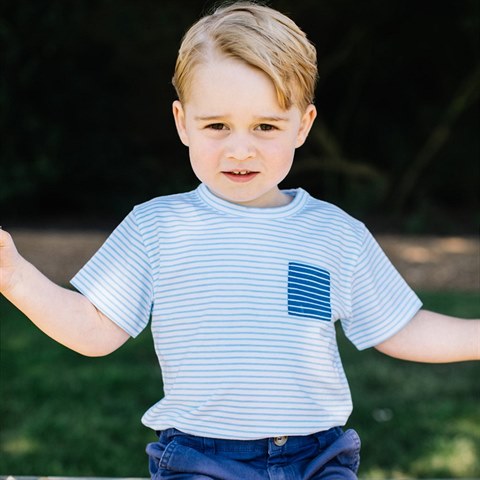 Mal prince George na houpace, kterou dostali jeho rodie jako svatebn dar.