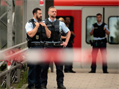 Mnichovská policie ve stanici metra, kam by ml útoník prchnout.