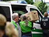Policisté z bytu Sonbolyových odnáí vci náctiletého stelce.