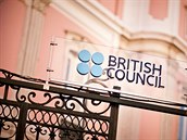 Organizace British Council, kde je Gibbinsová vysoce postavenou manaerkou, má...