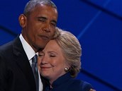 Barrack Obama se objímá s Hillary Clintonovou poté, co jí pomohl svou podporou...