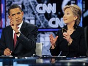 Kdysi Obama kritizoval Clintonovou pro podporu války v Iráku a korupci. Nyní to...