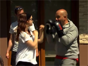 Giorgio si vzal na Kateinu boxérské rukavice.