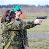 Ivana Zemanov si pistoli vyzkouela na armdn akci. Revolver m nyn doma.